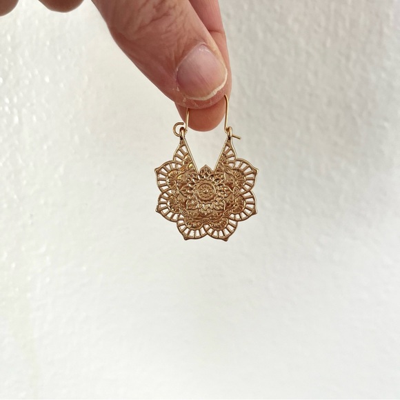 Gold Tone Boho Hippie Hoop Costume Jewelry Earrings NWOT - Picture 5 of 6